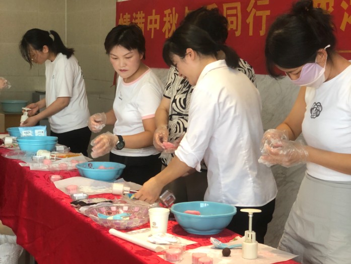 鼎鑫中心迎中秋：DIY月餅樂翻天，物業(yè)暖心添喜慶
